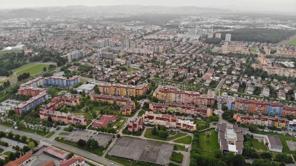 Zračni pogled na večstanovanjske objekte v Mariboru, kjer redno čistimo vhode